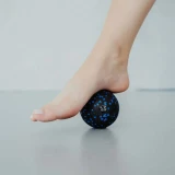 linesport-niebieska-pileczka-8cm-masaz-stopy.webp